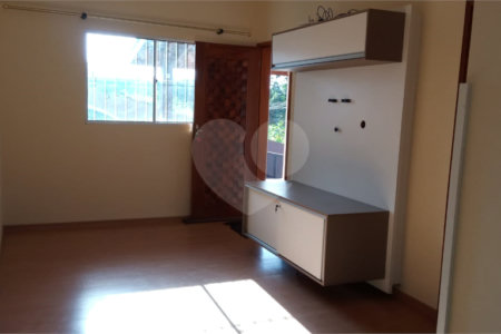 Linda casa em condomínio fechado com 2 Dormitórios.