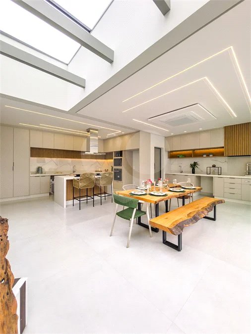 Casa Térrea – Condomínio Maria Cândida - 300 m² de terreno - 212 m² de área construída - 4 vagas de garagem, sendo 2 cobertas - Sala de jantar e estar integradas, com pé-direito duplo e cortina - 3 suítes com ar-condicionado, sendo 1 master com closet – planejado – Roupeiro – Escritório - Cozinha