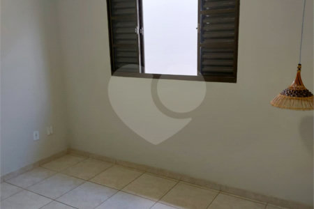 Casa Térrea com 2 dormitórios, sendo 1 suíte.