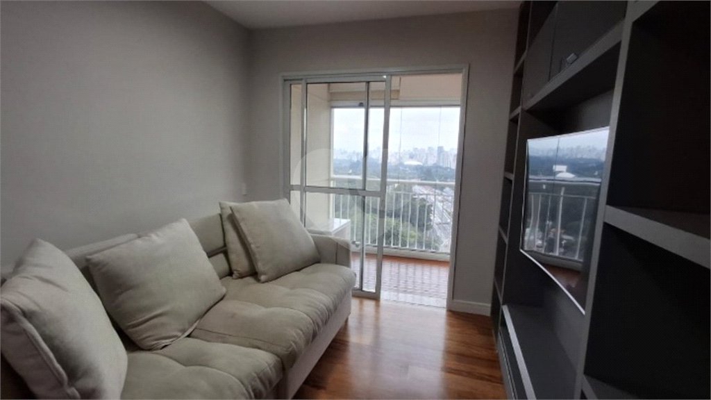Apartamento com dois dormitórios sendo um climatizado, com duas vagas de garagem.