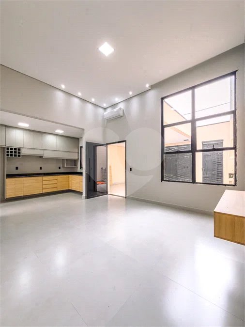 Indaiatuba - Jardim Bom sucesso - Área total: 150m² - Área construída: 115m² - 3 dormitórios sendo 1 suíte com armário planejado;Sala para dois ambientes; Banheiros com box gabinetes e espelhos; Área gourmet com churrasqueira a carvão e móveis planejados; Lavanderia coberta; Ar condicionado na sala