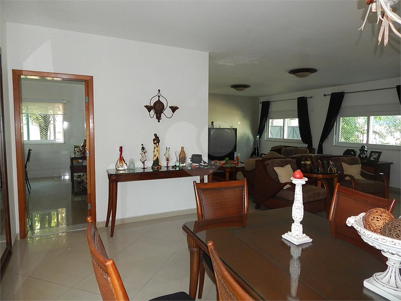 Casa em condomínio fechado no Jardim Floresta, 3 suítes, área gourmet, piscina, 4 vagas.