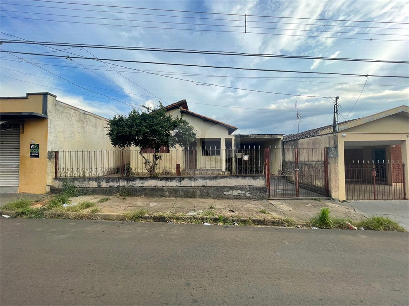 Terreno com benfeitoria na Vila Costa do Sol