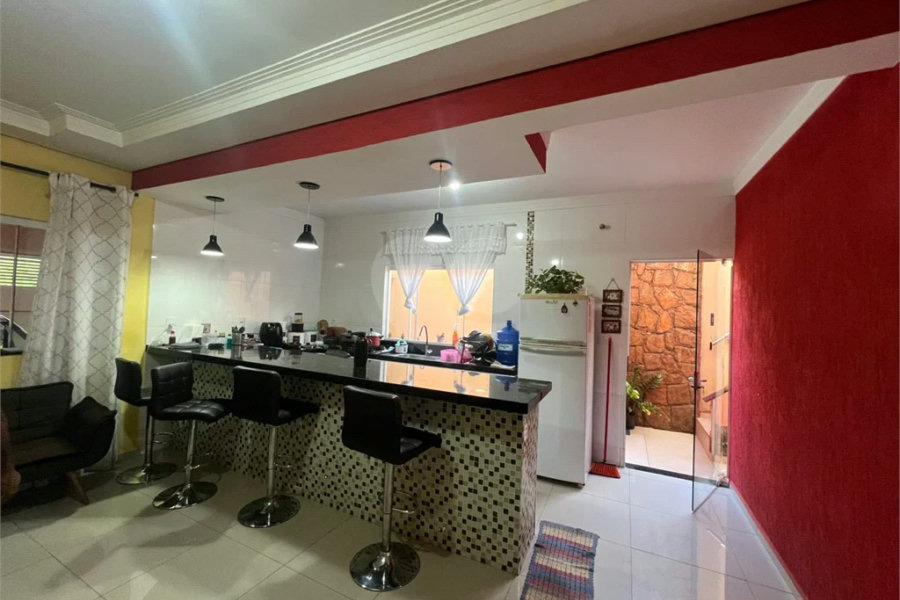 Casa ampla no bairro Terra Rica com 3 pavimentos e excelente estrutura.