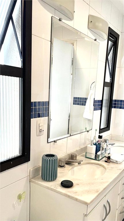 Apartamento na Vila Mariana de 200m2 com 4 dorms, 5 banheiros, 3 suítes, 4 vagas. Estuda permuta.
