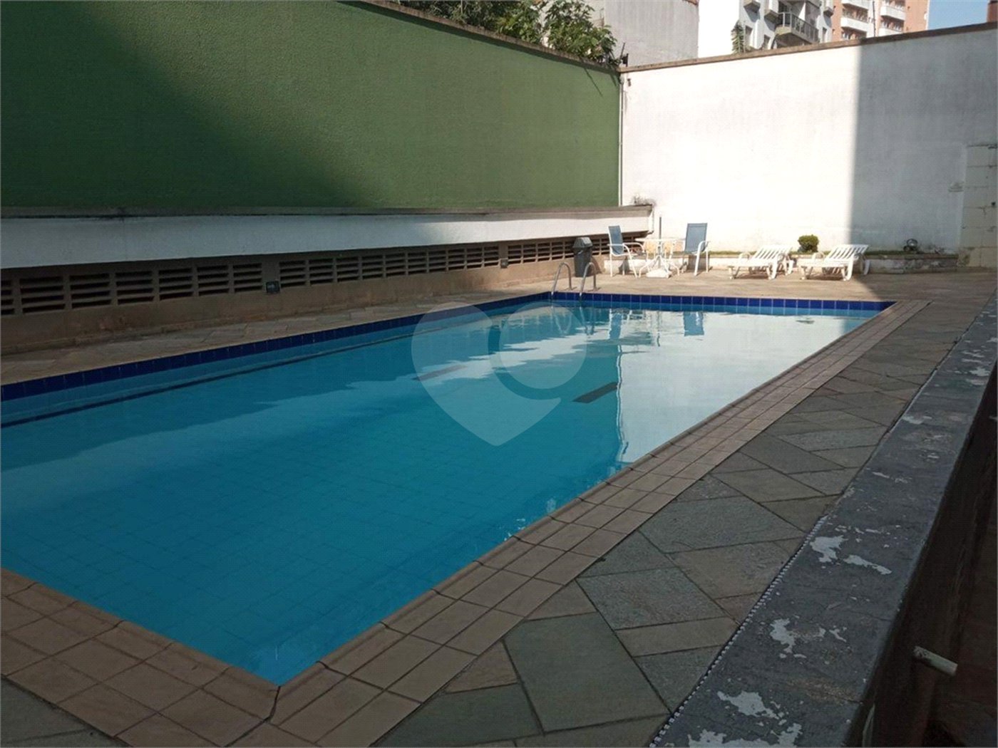 Lindo apartamento, muito bem conservado, com bom espaço interno.
