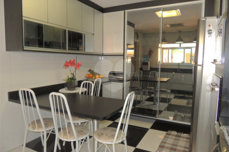 Casa à venda com 4 suítes no condomínio Ville de France, São Paulo - SP