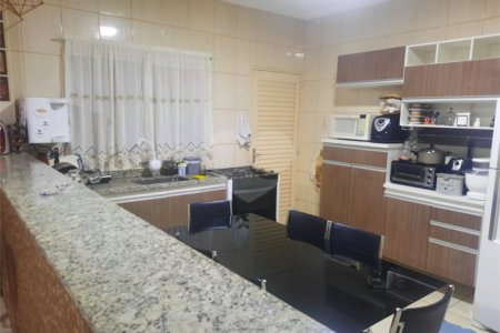 Ótima Oportunidade: Casa com Área de Lazer e Garagem para Dois Carros