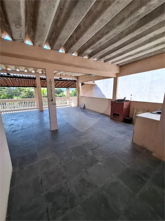 Ó TIMO CASA COM 3 QUARTOS E TERRAÇO EM CONTOMINIO FECHADO
