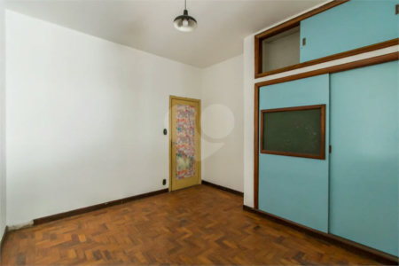 Casa à venda em Moema de 280m² com 4 dormitórios, sendo 1 suíte e 2 vagas de garagem.
