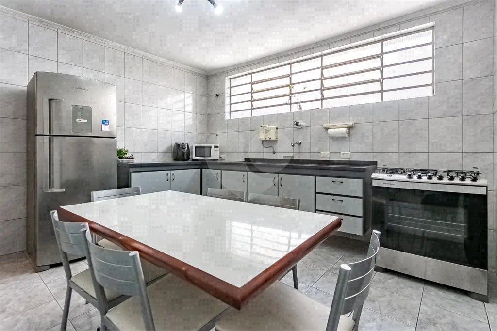 Sobrado no Jabaquara com 280m², 3 dormitórios, quintal amplo, varanda e 3 vagas de garagem.