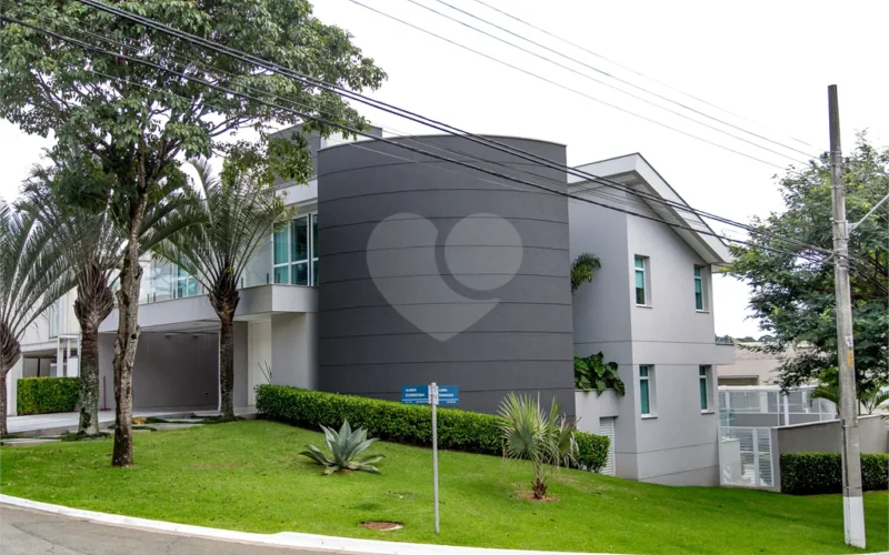 Casa maravilhosa em Alphaville, com 4 suítes e 6 vagas.