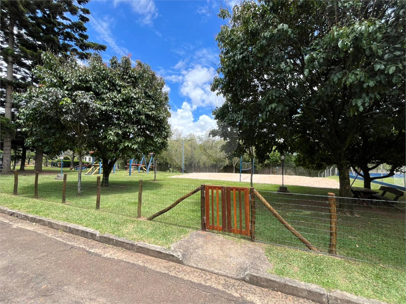 Terreno em condomínio fechado com 512 metros