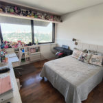 Este amplo apartamento de 290 m², completamente reformado, reúne sofisticação,
