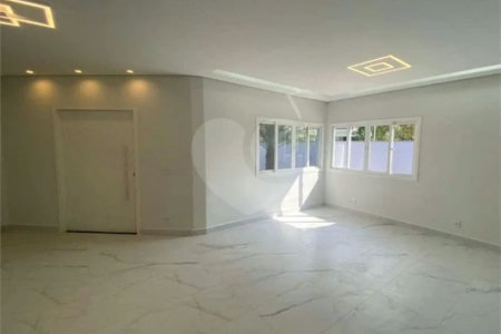 Casa à venda no bairro Dos Casa, em São Bernardo do Campo, com 280 m², 4 dormitórios, 3 suítes, 4 vagas, hidromassagem e fácil acesso às principais rodovias.
