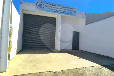 Imóvel disponível para venda com excelente localização e grande potencia, tambèm gerando uma renda passiva todos meses com contrato de aluguel ativo. Salão Comercial Perfeito para quem busca conforto, praticidade e um ótimo investimento