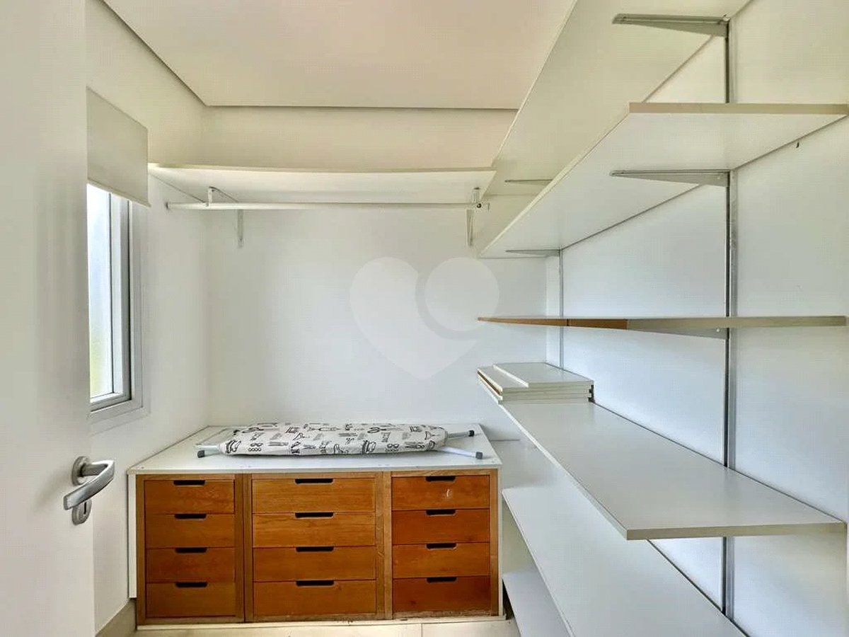 Casa em condomínio Impecável, 4 dorms / 2 suítes, varanda gourmet, piscina, 3 lareiras