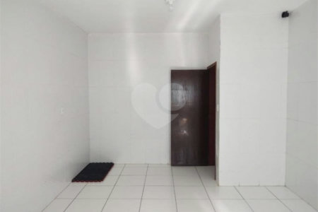 Casa térrea com 2 dormitórios, sendo 1 suíte.