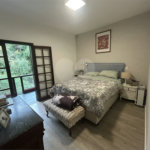 Casa em condomínio com 3 dormitórios, 01 suíte, garagem para 06 carros, área gourmet, piscina.
