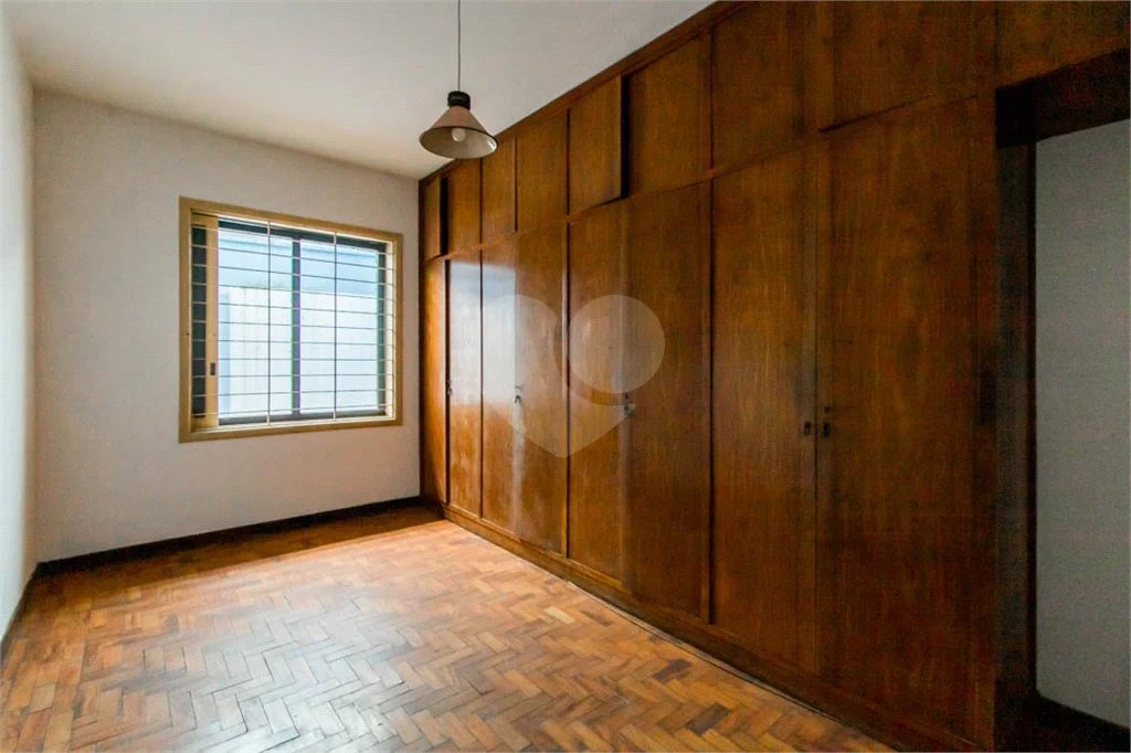 Casa à venda em Moema de 280m² com 4 dormitórios, sendo 1 suíte e 2 vagas de garagem.