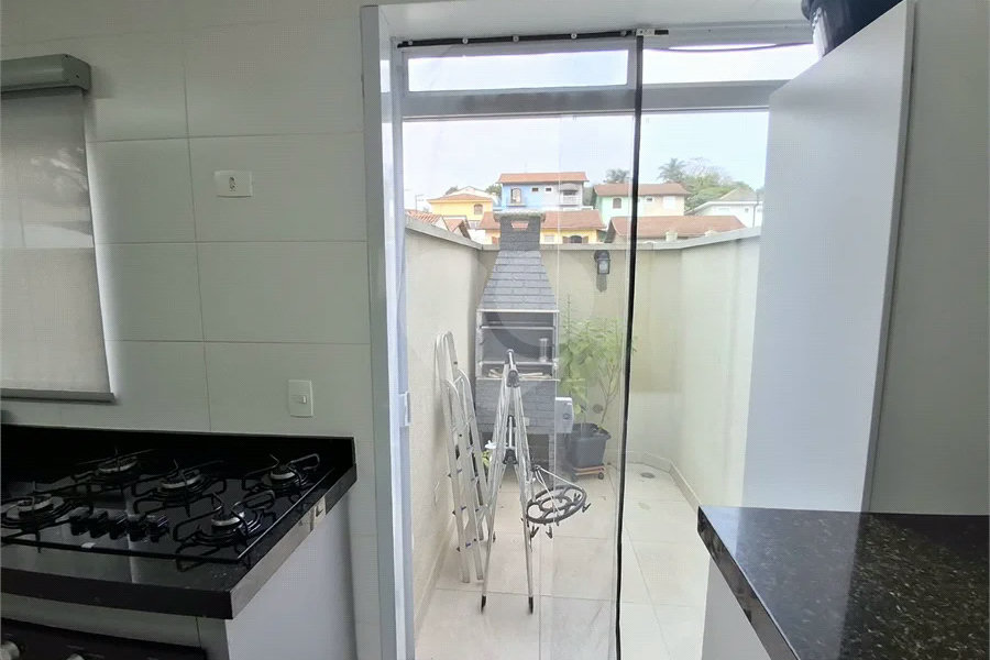 Casa à venda com 3 quartos, sendo 1 suíte, no condomínio Vila Arnoni, São Paulo - SP