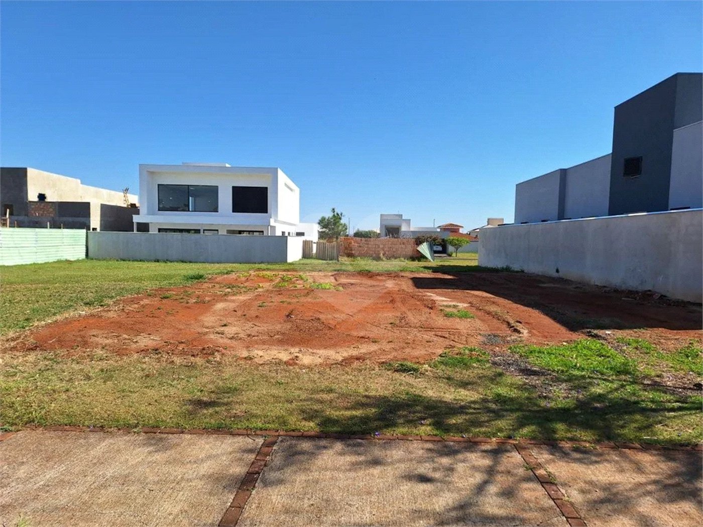 Terreno no Cyrela, plano e próximo do clube.