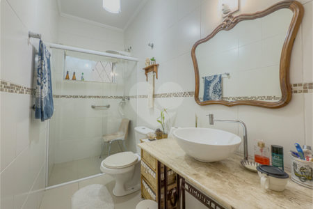 Casa com 3 Dormitórios e 2 suítes à Venda no Bairro da Saúde