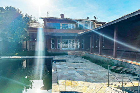 Casa à venda com 4 suítes em Vila Petrópolis, Atibaia, SP