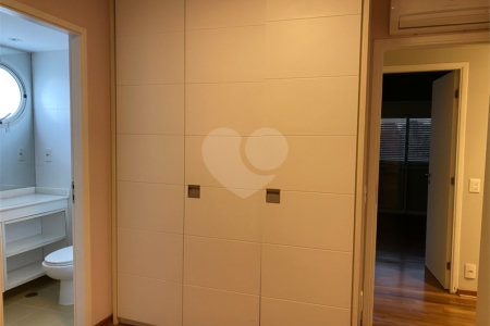 Apartamento à venda com 3 suítes em Vila Andrade, São Paulo, SP