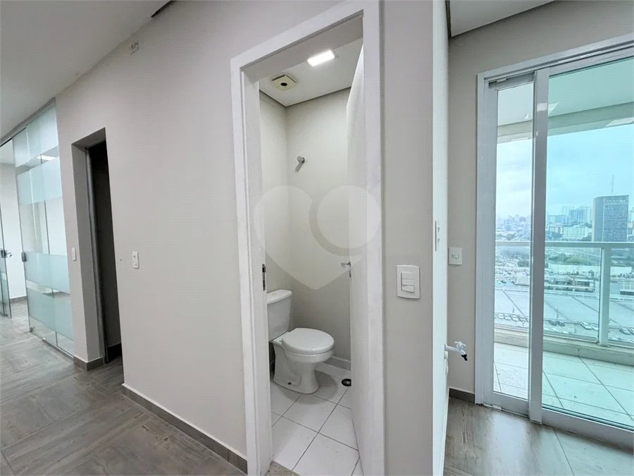 Sala para locação Domo Business 101 m - 2 vagas - Sala com divisórias, ar condicionado e banheiro.