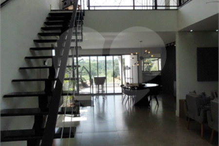 Casa à venda ou para alugar com 4 suítes no condomínio Figueira Garden, Atibaia - SP