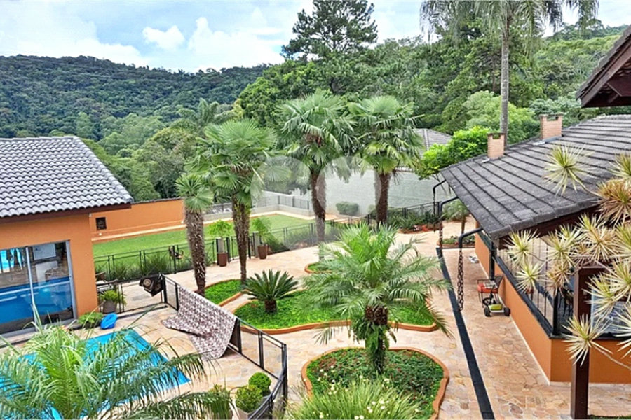 Casa à venda com 8 quartos, sendo 4 suítes, em Roseira, Mairiporã, SP