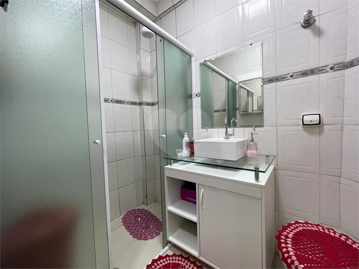 Apartamento á venda na Bela Vista com 57m² reformado e com armário embutido.