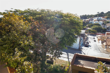 Sobrado à venda com 4 quartos, sendo 1 suíte,  em Vila Aguiar, São Roque, SP