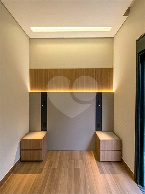 Indaiatuba - Condominio Sapezal - R$ 2.400.000,00 - Área Total 360,00 m² - Área Construída 213,32 m² - TÉRREA - 03 suítes sendo a master com closet; - Escritório; Lavabo; Cozinha com cooktop e planejados; Gourmet com churrasqueira; Ambientes preparados para ar condicionado; Piscina com cascata,