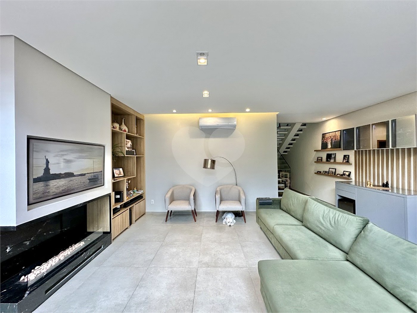 Casa à venda com 3 suítes no condomínio Reserva Santa Maria, Jandira - SP