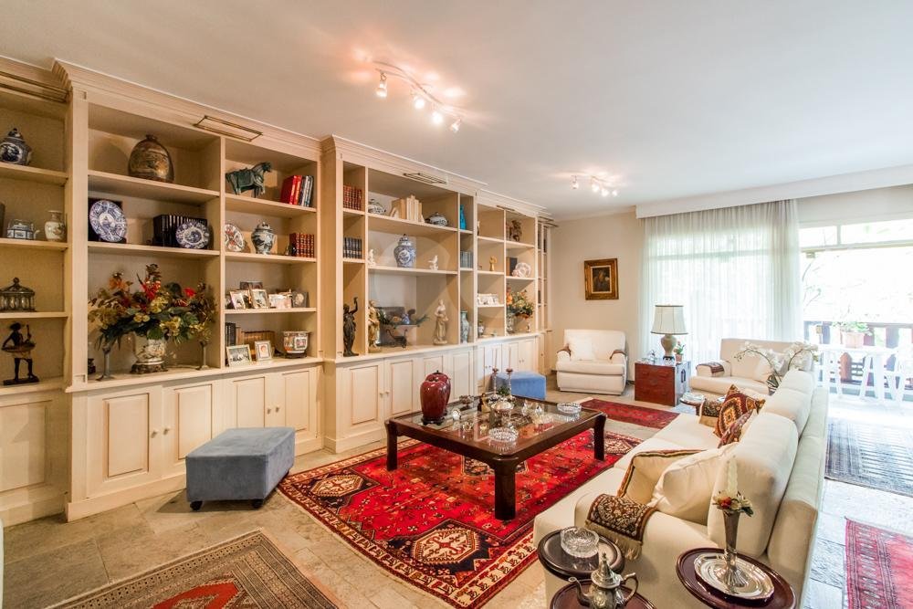 Casa à venda com 5 quartos, sendo 3 suítes, em Alto da Boa Vista, São Paulo, SP