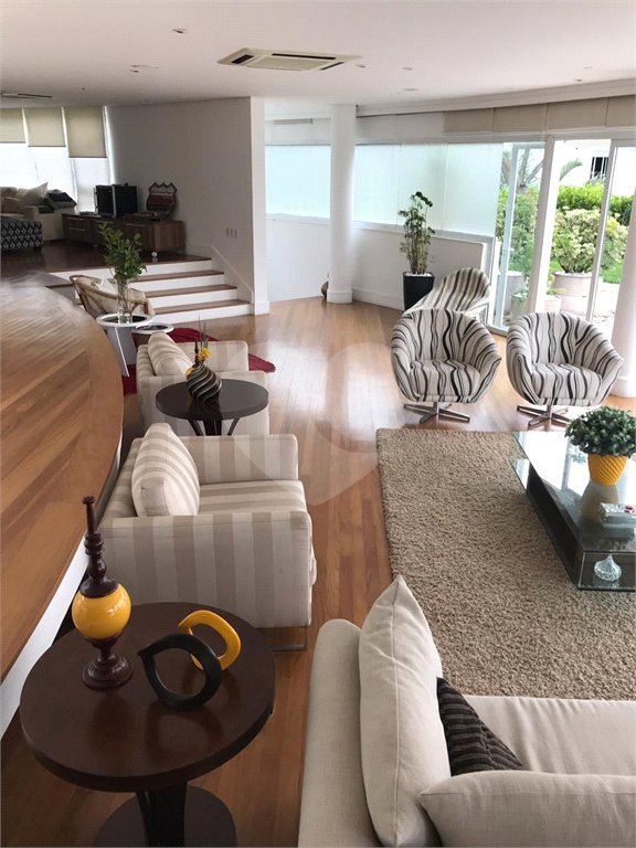 Casa à venda com 4 quartos, sendo 8 suítes, no condomínio Residencial Jd. Ibiratiba, São Paulo - SP