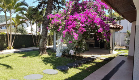 Casa à venda com 8 quartos, sendo 6 suítes,  no condomínio Acapulco, Guarujá - SP