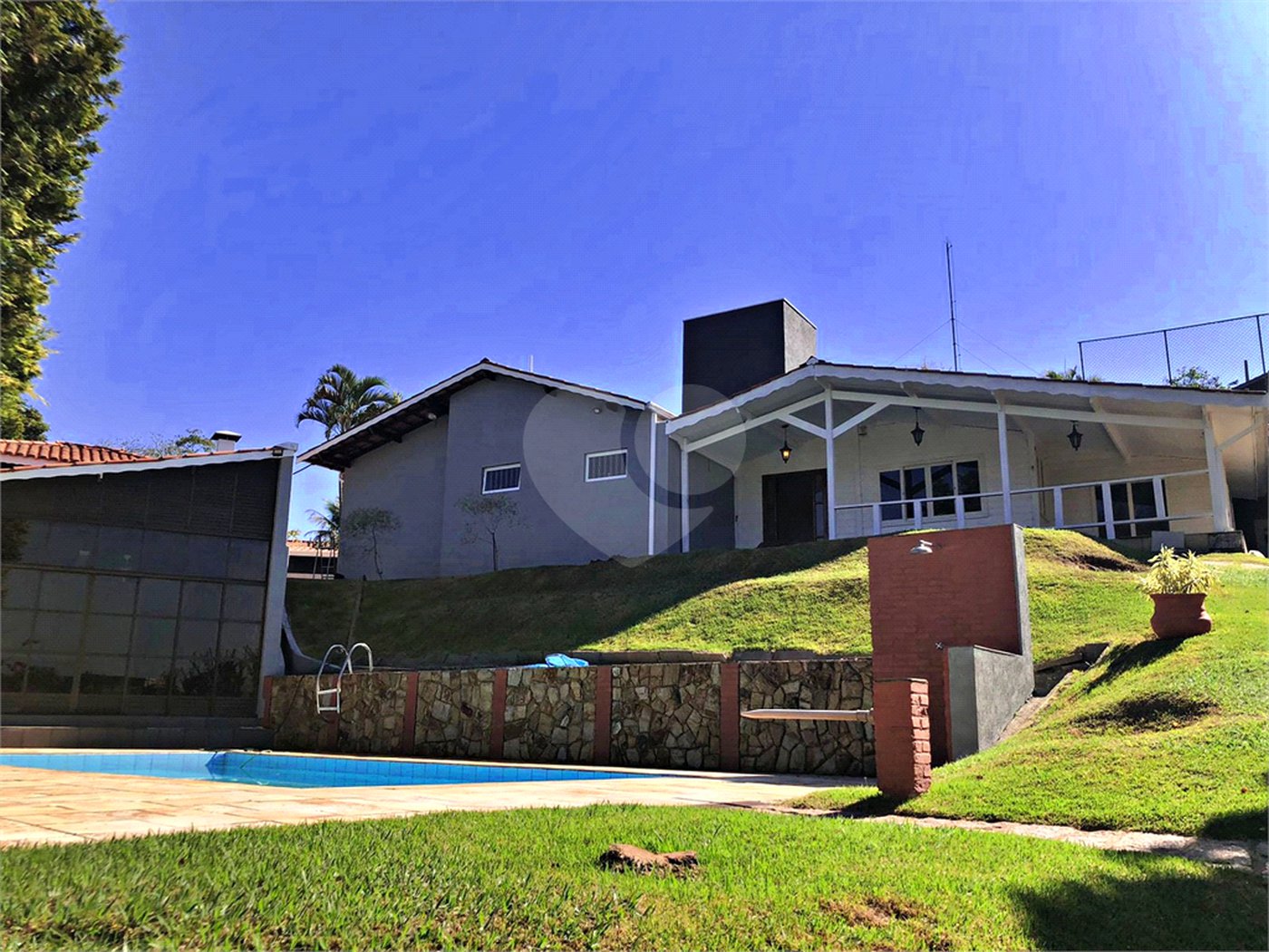 Casa à venda com 4 quartos, sendo 2 suítes, no condomínio Estância Marambaia, Vinhedo - SP