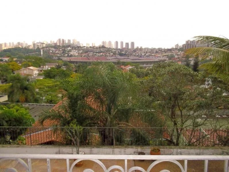 Sobrado à venda com 4 quartos, sendo 2 suítes,  em Jardim Leonor, São Paulo, SP