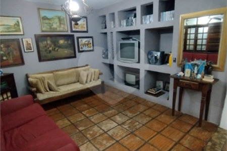 Casa à venda na Vila Mariana de 300 metros quadrados, com 3 dormitórios, 1 suíte e 2 vagas.