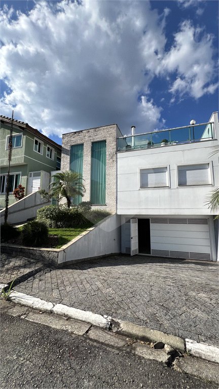 Casa à venda com 3 quartos, sendo 2 suítes, no condomínio Mirante do Horto, São Paulo - SP