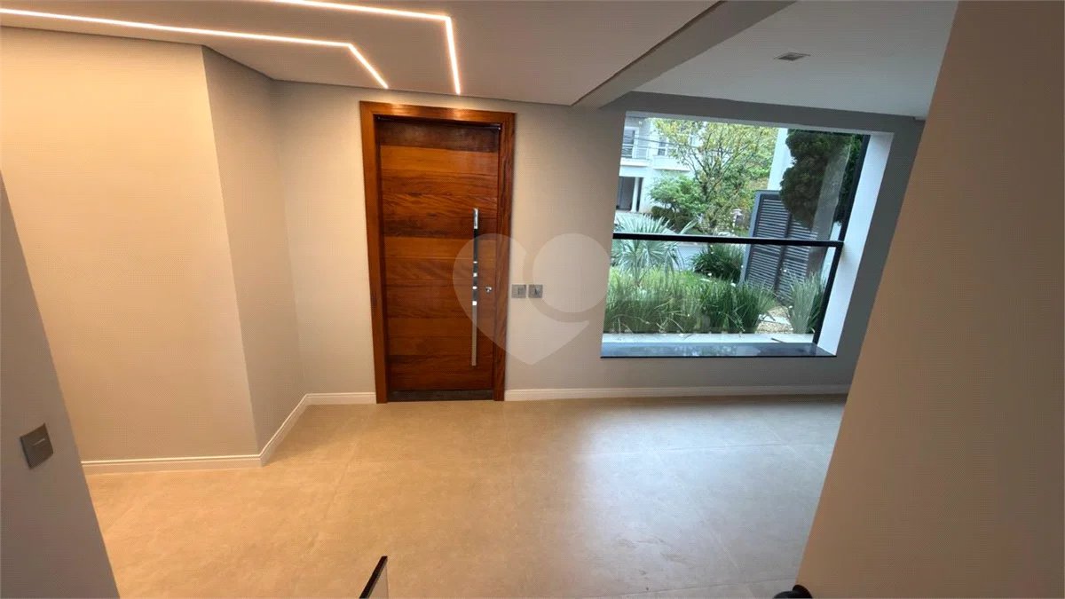 Sobrado de alto padrão no Swiss Park, totalmente reformado, com 4 suítes, piscina, elevador, espaço gourmet, 4 vagas e condomínio com lazer completo.