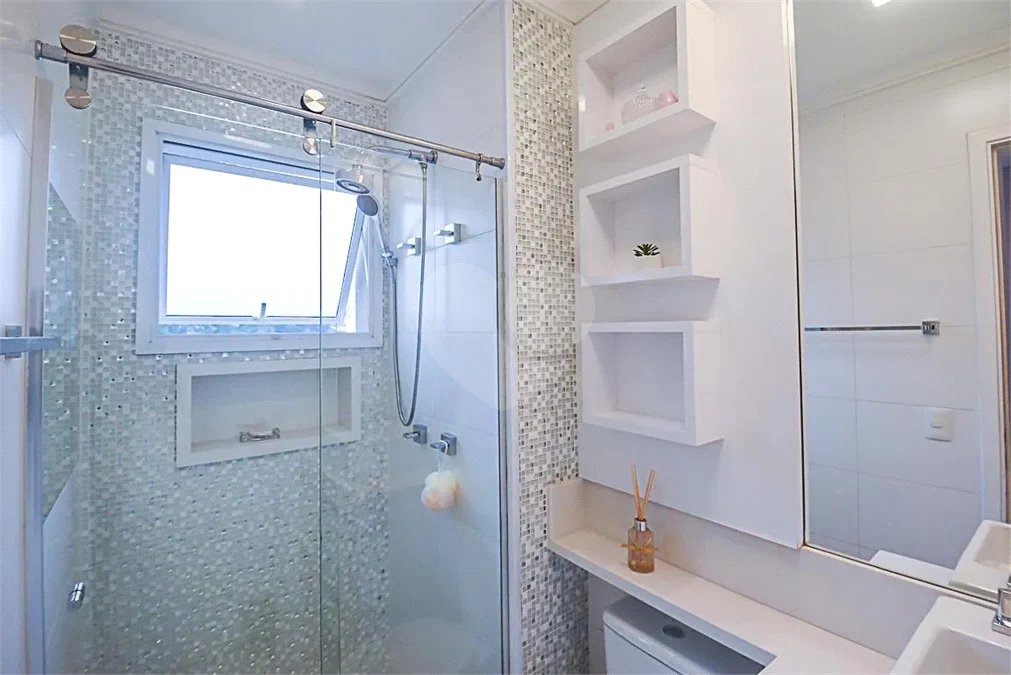 Espaço, conforto e uma localização privilegiada fazem deste apartamento mobiliado no Baeta Neves, em São Bernardo do Campo, uma excelente opção para seu novo lar. Com 118 m², três dormitórios e quatro banheiros, o imóvel oferece ambientes amplos para acomodar a família e receber amigos com comodidad
