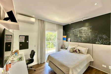 Casa à venda com 4 quartos, sendo 3 suítes, no condomínio Vilarejo, Carapicuíba - SP
