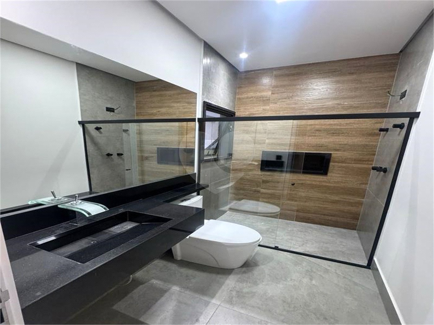 Casa à venda com 4 quartos, sendo 3 suítes,  no condomínio Alphaville Castelo, Itu - SP