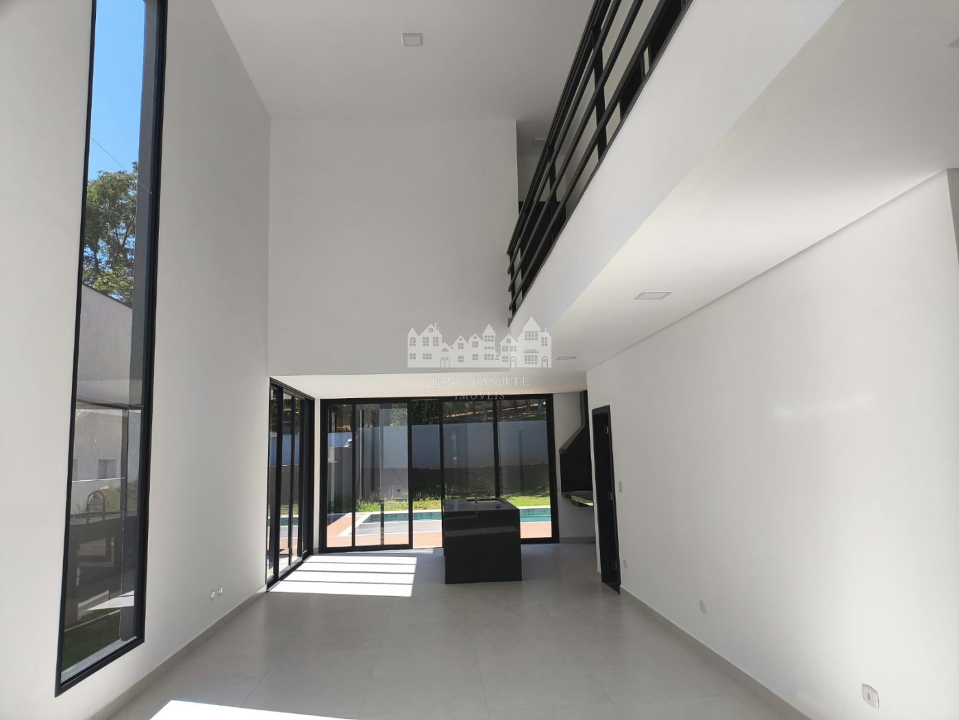 Casa à venda com 5 quartos, sendo 3 suítes, no condomínio Figueira Garden, Atibaia - SP