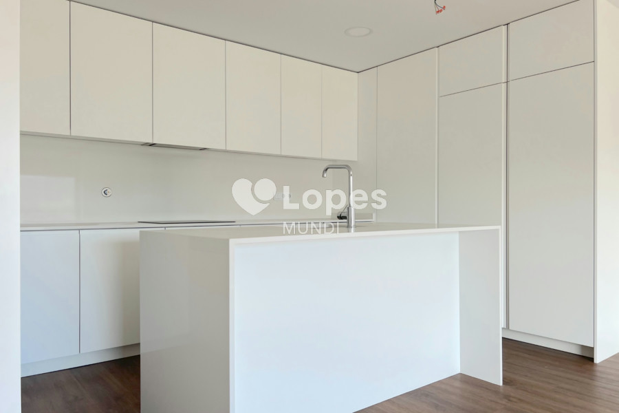 Apartamento T2 à venda em Águas Santas, Maia, Portugal – Varanda e garagem