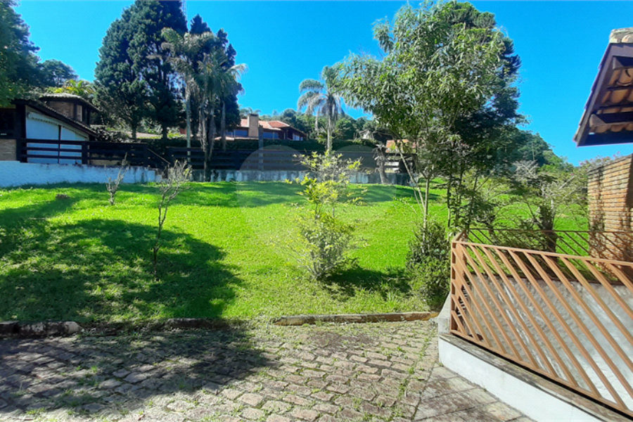 Sobrado à venda com 3 suítes em Serra da Cantareira, Mairiporã, SP